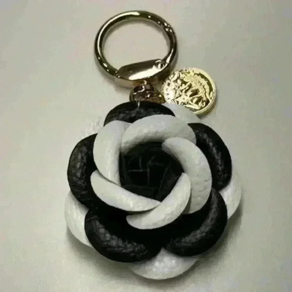Source Unknown Accessories - NWT Camellia Flower Keychain Fob Bag Charm Black & White